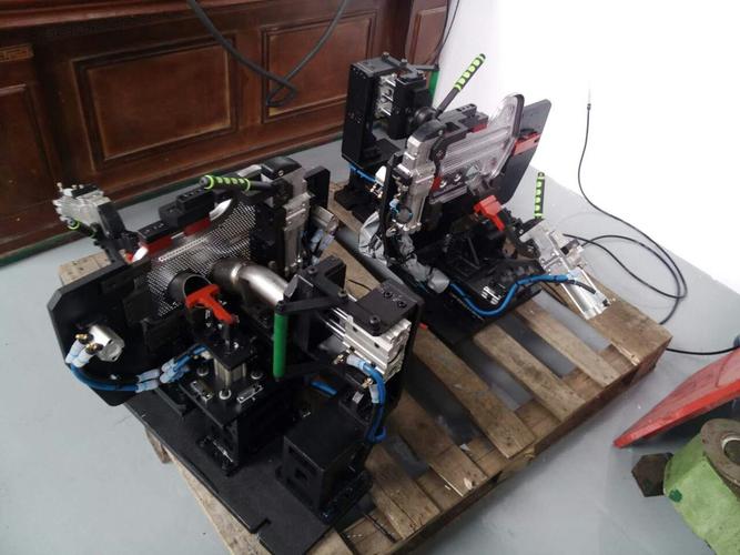 供应产品 机器人工作站系列 夹具 产品名称: 产品型号: 产品简介